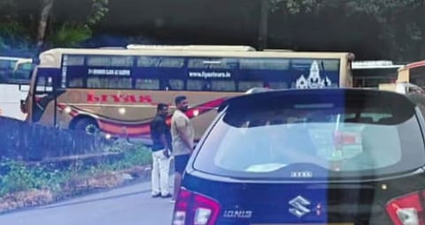 താമരശ്ശേരി ചുരത്തിൽ വീണ്ടും ഗതാഗത കുരുക്ക്: ആറാം വളവിൽ ലോറി കുടുങ്ങി | Thamarassery Pass