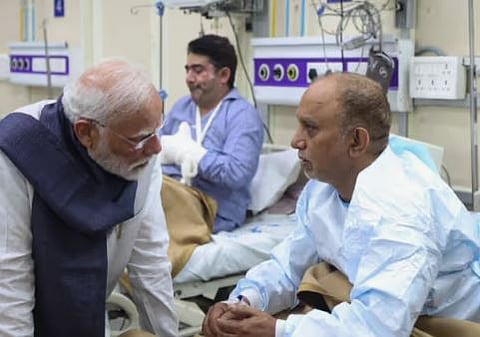 'ഗൂഢാലോചനക്കാരെ നിയമത്തിനു മുന്നിൽ കൊണ്ടുവരും': ഡൽഹി സ്ഫോടനത്തിൽ പരിക്കേറ്റവരെ നേരിട്ടെത്തി കണ്ട് പ്രധാനമന്ത്രി, ചുവന്ന 'എക്കോ സ്പോർട്ട്' കാറിനായി തിരച്ചിൽ, ജാഗ്രതാ നിർദേശം | Delhi blast