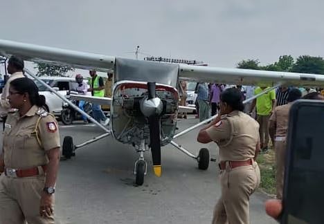 തമിഴ്‌നാട്ടിൽ പരിശീലന വിമാനം ദേശീയ പാതയിൽ അടിയന്തരമായി ഇറക്കി: പൈലറ്റുമാർ സുരക്ഷിതർ, വിമാനം തള്ളി മാറ്റാൻ ശ്രമിക്കുന്ന നാട്ടുകാരുടെ ദൃശ്യങ്ങൾ വൈറൽ ! | Plane
