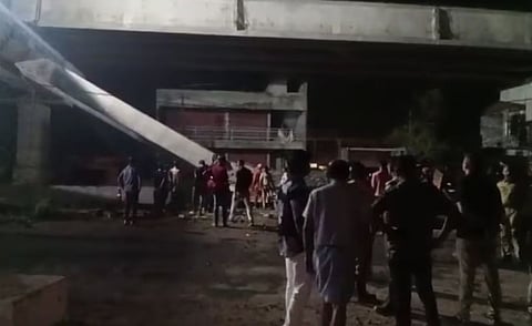 അരൂർ - തുറവൂർ ഉയരപ്പാത മേഖലയിൽ ഗർഡർ അപകടം: ഒരാൾക്ക് ദാരുണാന്ത്യം; ദേശീയ പാതയിൽ ഗതാഗത നിയന്ത്രണം, വാഹനങ്ങൾ വഴിതിരിച്ചു വിടുന്നു | Girder accident