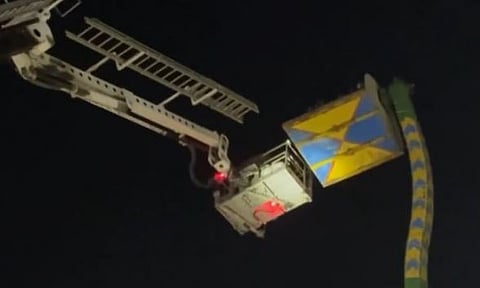 ആകാശ ഊഞ്ഞാൽ സ്തംഭിച്ചു: 2 മണിക്കൂറോളം കുടുങ്ങിയത് 8 പേർ | Sky swing