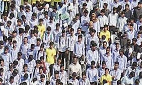 സ്‌കൂൾ അസംബ്ലിയിൽ ദേശീയ ഗാനം ചൊല്ലുന്നതിനെ എതിർത്തെന്ന് ആരോപണം: UPയിൽ സർക്കാർ സ്കൂൾ അധ്യാപകനെ സസ്പെൻഡ് ചെയ്തു; അന്വേഷണം | UP