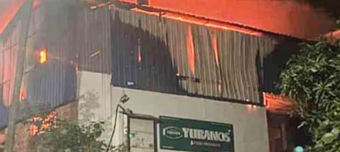 മലപ്പുറത്ത് വെളിച്ചെണ്ണ ഉൽപ്പാദന കേന്ദ്രത്തിൽ വൻ തീപിടിത്തം: ഒരു കോടി രൂപയുടെ നാശനഷ്ടം; ഫയർ സ്റ്റേഷൻ വേണമെന്ന ആവശ്യം ശക്തം | Fire