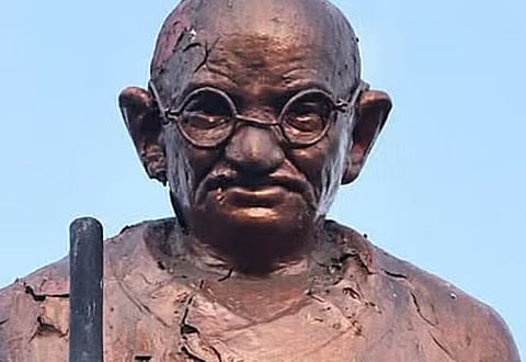 എലി ശല്യം രൂക്ഷം: റീഗൽ സ്ക്വയറിലെ ഗാന്ധി പ്രതിമ തകർച്ചാ ഭീഷണിയിൽ | Rat