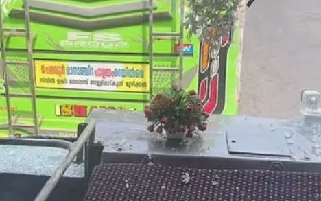 സമയത്തെച്ചൊല്ലി ബസ് ജീവനക്കാർ തമ്മിൽ നടുറോഡിൽ കയ്യാങ്കളി: ഡ്രൈവർക്കും യാത്രക്കാരിക്കും പരിക്ക് | Bus