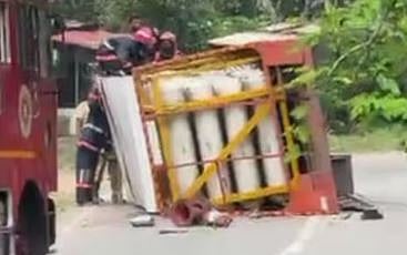 നെടുമങ്ങാട് CNG ലോറി മറിഞ്ഞു: ഗ്യാസ് ചോർച്ച, ഗതാഗത നിയന്ത്രണം; ഫയർഫോഴ്‌സ് സ്ഥലത്ത് | CNG