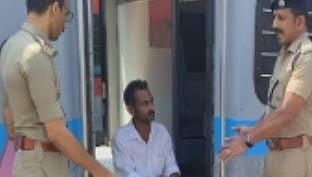 വർക്കല ട്രെയിൻ ആക്രമണം: ഒടുവിൽ ആ 'ചുവന്ന ഷർട്ട്' ധരിച്ച രക്ഷകനെ കണ്ടെത്തി, ബീഹാർ സ്വദേശി ശങ്കർ പാസ്വാൻ പ്രധാന സാക്ഷി, പ്രതിയുമായി തെളിവെടുപ്പ് നടത്തി; സംഭവം പുനരാവിഷ്‌ക്കരിച്ചു | Train attack