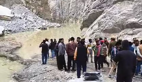 ഉത്തർ പ്രദേശിൽ പാറമട ഇടിഞ്ഞു വീണ് 2 പേർക്ക് ദാരുണാന്ത്യം : 15 പേർ കുടുങ്ങിയതായി സംശയം; രക്ഷാപ്രവർത്തനം പുരോഗമിക്കുന്നു | Quarry