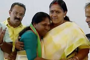 തൃശ്ശൂരിൽ കോൺഗ്രസിന് കനത്ത പ്രഹരം: പഞ്ചായത്ത് പ്രസിഡന്‍റ് സുജീഷ കള്ളിയത്ത് BJPയിൽ ചേർന്നു | BJP