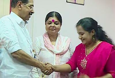 'അധികാരമല്ല ആദർശമാണ് വലുത്, ഞാൻ ജീവിച്ചിരിക്കുന്ന രക്തസാക്ഷി': CPI വിട്ട ശ്രീനാദേവി കുഞ്ഞമ്മയെ കൈപിടിച്ച് കയറ്റി കോൺഗ്രസ് | CPI