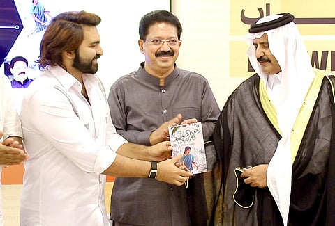 ഡോ: അസ്ലം സലീം “അറബിയുടെ അമ്മ” നോവൽ മുഹമ്മദ് ബിൻ ഹമീമിനു നൽകി പ്രകാശനം ചെയ്തു 