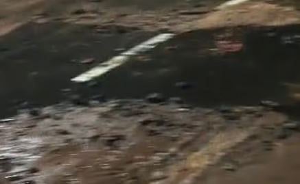 കോഴിക്കോട് മലാപ്പറമ്പിൽ കുടിവെള്ള പൈപ്പ് പൊട്ടി: റോഡിൽ വൻ ഗർത്തം, വീടുകളിൽ വെള്ളവും ചളിയും കയറി, കുടിവെള്ള വിതരണം മുടങ്ങും | Water pipe