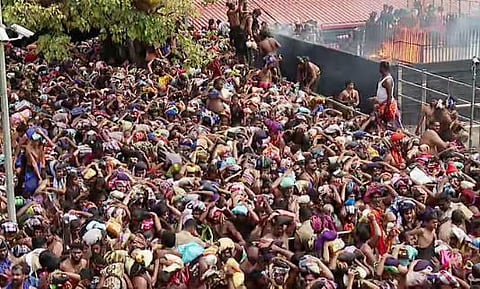 ശബരിമലയിൽ ക്രമീകരണങ്ങൾ പാളി, മന്ത്രിക്ക് പെരുമാറ്റച്ചട്ടം തടസ്സം: അപ്രതീക്ഷിത തിരക്ക്, വാഹനങ്ങൾ തടഞ്ഞു; 'ഹോൾഡിങ് കപ്പാസിറ്റിക്ക് പരിധിയുണ്ട്' എന്ന് ADGP, നിയന്ത്രിക്കുമെന്ന് ദേവസ്വം പ്രസിഡൻ്റ് | Sabarimala