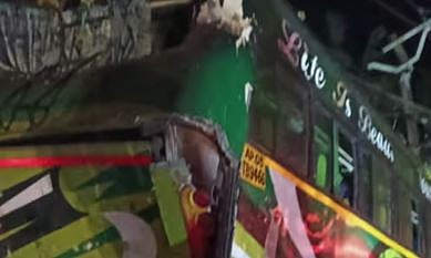 ശബരിമല തീർത്ഥാടകർ സഞ്ചരിച്ച ബസ് മിനി ലോറിയുമായി കൂട്ടിയിടിച്ച് അപകടം : 4 പേർക്ക് പരിക്ക് | Sabarimala