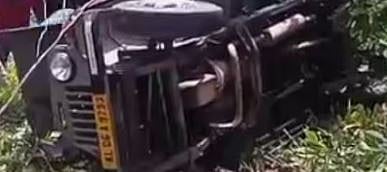 മൂന്നാറിൽ സ്കൂൾ വിദ്യാർത്ഥികളുടെ ജീപ്പ് താഴ്ചയിലേക്ക് മറിഞ്ഞു: 4 പേർക്ക് പരിക്കേറ്റു, ഒരാളുടെ നില ഗുരുതരം | Munnar