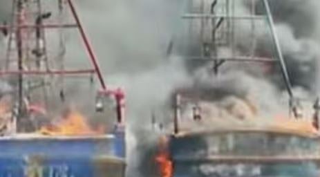 കാവനാട് മുക്കാട് കായലിൽ മത്സ്യബന്ധന ബോട്ടുകൾക്ക് തീ പിടിച്ചു: 2 ബോട്ടുകൾ കത്തി നശിച്ച, 2 തൊഴിലാളികൾക്ക് പൊള്ളലേറ്റു| Fire