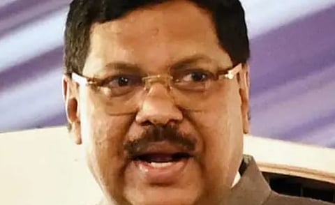 'പൂവ് എറിയരുത്, വേറെ ആർക്കെങ്കിലും കൊടുക്കൂ': പടിയിറക്കത്തിന് ഇടയിലും ചിരി പടർത്തി ബി ആർ ഗവായി | Flowers