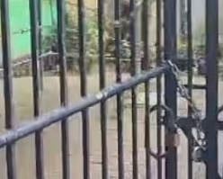 പത്രിക സ്വീകരിക്കാത്തതിൽ പ്രതിഷേധം: മലപ്പുറം നന്നമ്പ്ര പഞ്ചായത്ത് ഓഫീസ് ഗേറ്റ് താഴിട്ട് പൂട്ടി സ്ഥാനാർത്ഥി | Panchayat office