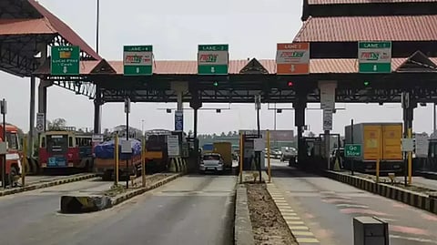 പാലിയേക്കര ടോൾ പിരിവിന് അനുമതി നൽകിയ ഹൈക്കോടതി ഉത്തരവ്: സ്റ്റേ ആവശ്യപ്പെട്ട് സുപ്രീംകോടതിയിൽ ഹർജി
