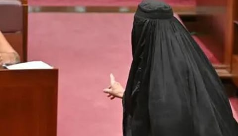 ഓസ്‌ട്രേലിയൻ പാർലമെൻ്റിൽ വംശീയ വിവാദം: ബുർഖ ധരിച്ചെത്തി തീവ്ര വലതുപക്ഷ സെനറ്റർ | Burqa