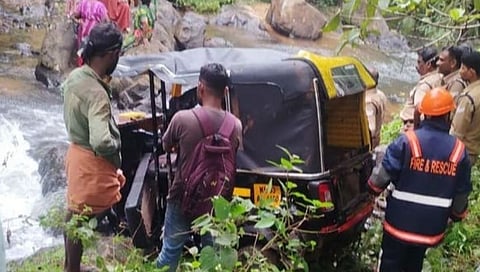പത്തനംതിട്ടയിൽ ഓട്ടോ തോട്ടിലേക്ക് മറിഞ്ഞു; രണ്ട് സ്കൂൾ വിദ്യാർഥികൾക്ക് ദാരുണാന്ത്യം | Accident
