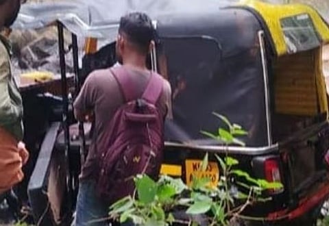 പത്തനംതിട്ടയിൽ ഓട്ടോറിക്ഷ തോട്ടിലേക്ക് മറിഞ്ഞ് മരിച്ചത് 2 കുരുന്നുകൾ: പോസ്റ്റ്‌മോർട്ടം ഇന്ന്,  കണ്ണീരോടെ നാട് | Children