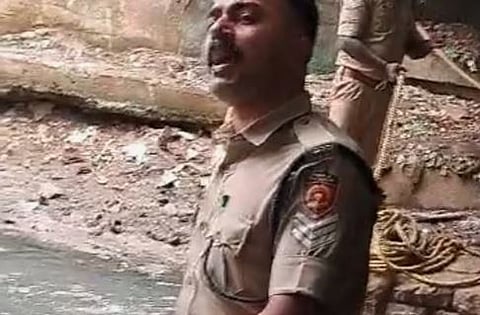 ആമയിഴഞ്ചാൻ തോട്ടിൽ വീണ വയോധികനെ ഫയർഫോഴ്സ് സാഹസികമായി രക്ഷപ്പെടുത്തി | Firefighters