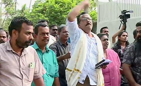 'സമരം അവസാനിപ്പിച്ചത് വഞ്ചന': മുനമ്പം സമര വേദിയിൽ നാടകീയ രംഗങ്ങൾ, BJP അനുകൂലികൾ പുതിയ സമരപ്പന്തലിലേക്ക് | Munambam