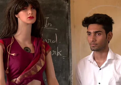 'സോഫിയ ടീച്ചർ': റോബോട്ടിക്സിൽ പരിശീലനം ഇല്ലാതെ റോബോട്ടിക് ടീച്ചറെ നിർമ്മിച്ച് പ്ലസ് ടു വിദ്യാർത്ഥി! | Robotic teacher