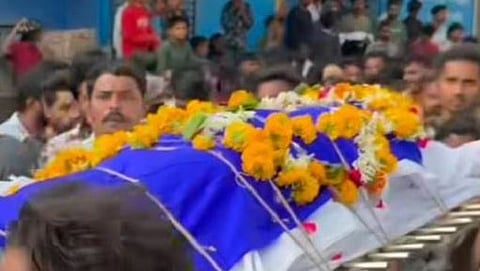 മഹാരാഷ്ട്രയെ നടുക്കി ജാതിക്കൊല: നീറുന്ന മനസോടെ ദളിത് യുവാവിൻ്റെ  മൃതദേഹത്തെ പ്രതീകാത്മകമായി വിവാഹം കഴിച്ച് യുവതി; 6 പേർ അറസ്റ്റിൽ | Caste killing