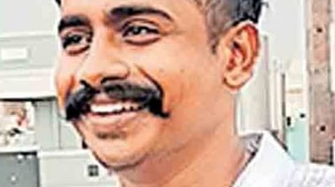 ഭാര്യയെ പ്രസവത്തിനായി ആശുപത്രിയിൽ പ്രവേശിപ്പിക്കാൻ ഇരിക്കെ ക്രൂരകൃത്യം: പിതാവിനെ വെട്ടിക്കൊന്ന് അഭിഭാഷകൻ, അമ്മയ്ക്ക് ഗുരുതര പരിക്ക്, കയർ ഉപയോഗിച്ച് പ്രതിയെ കീഴടക്കി പോലീസ് | Lawyer