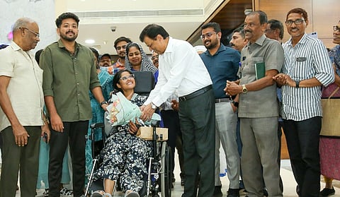 അത്യാഹിത വിഭാഗത്തിൽ വിവാഹിതയായ ആവണി ആരോഗ്യവതിയായി ആശുപത്രി വിട്ടു; വി.പി.എസ് ലേക്‌ഷോറിൽ സ്നേഹനിർഭര യാത്രയയപ്പ്
