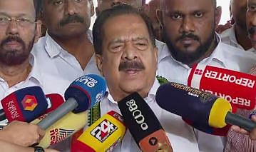 രാഹുൽ മാങ്കൂട്ടത്തിൽ വിഷയം: രമേശ് ചെന്നിത്തല പ്രതികരിക്കുന്നതിനിടെ കയ്യാങ്കളി; മാധ്യമ പ്രവർത്തകർക്ക് നേരെ കോൺഗ്രസ് പ്രവർത്തകരുടെ  കയ്യേറ്റ ശ്രമം | Rahul Mamkootathil