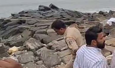 കോഴിക്കോട് സൗത്ത് ബീച്ചിൽ ഓട്ടോ ഡ്രൈവറുടെ മൃതദേഹം കണ്ടെത്തി: തല കടൽ ഭിത്തിയിലെ കല്ലിൽ കുടുങ്ങിയ നിലയിൽ | Body