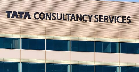 TCS പൂനെ ഓഫീസിൽ നിന്ന് 365 ജീവനക്കാർക്ക് പിരിച്ചു വിടൽ നോട്ടീസ്: കാരണം AI ഉപയോഗിച്ചുള്ള ജോലി വെട്ടിച്ചുരുക്കൽ | TCS