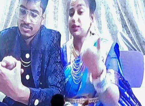 ഇൻഡിഗോ വിമാനം റദ്ദായി: റിസപ്ഷൻ മുടങ്ങാതിരിക്കാൻ വീഡിയോ കോൺഫറൻസിങ് വഴി പങ്കെടുത്ത് നവദമ്പതികൾ | IndiGo