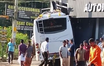 കോട്ടയത്ത് സ്കൂൾ ബസും ശബരിമല തീർത്ഥാടകരുടെ ബസും കൂട്ടിയിടിച്ച് അപകടം | Accident