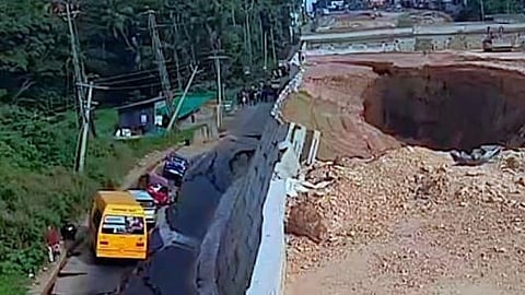 കൊല്ലത്ത് ദേശീയ പാതയുടെ സംരക്ഷണ ഭിത്തി ഇടിഞ്ഞു: സർവ്വീസ് റോഡിൽ  വാഹനങ്ങൾ കുടുങ്ങി കിടക്കുന്നു, മന്ത്രി റിപ്പോർട്ട് തേടി | National highway