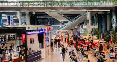 ഹൈദരാബാദ് വിമാനത്താവളത്തിൽ 3 വിമാനങ്ങൾക്ക് ബോംബ് ഭീഷണി: പരിശോധനയിൽ വ്യാജമെന്ന് കണ്ടെത്തി | Bomb threat