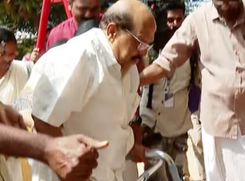 വാക്കറിൻ്റെ സഹായത്തോടെ എത്തിയ ജി സുധാകരൻ വോട്ട് രേഖപ്പെടുത്തി | G Sudhakaran