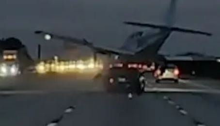 ഫ്ലോറിഡയിൽ ഓടിക്കൊണ്ടിരുന്ന കാറിന് മുകളിൽ വിമാനം അടിയന്തര ലാൻഡിംഗ് നടത്തി! | Plane