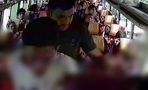 ഓടുന്ന ബസിൽ നിന്ന് വിദ്യാർത്ഥിയെ പിടിച്ചിറക്കി  മയക്കുമരുന്ന് കേസിൽ കുടുക്കി: മധ്യപ്രദേശിൽ പോലീസിനെതിരെ പരാതി | Drug