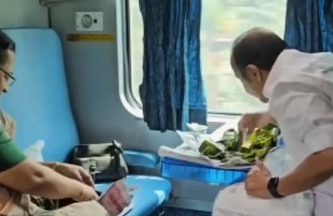 ട്രെയിൻ യാത്രയിൽ സഹയാത്രികയ്ക്ക് പൊതിച്ചോറ് നൽകി പ്രതിപക്ഷ നേതാവ് VD സതീശൻ | Food