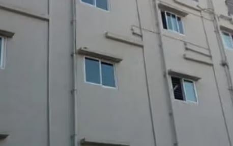 പോലീസിനെ കണ്ട് ഹോട്ടൽ ബാൽക്കണിയിൽ നിന്ന് പൈപ്പിലൂടെ ഇറങ്ങാൻ ശ്രമിച്ചു: ബെംഗളൂരുവിൽ യുവതിക്ക് ഗുരുതര പരിക്ക് | Hotel