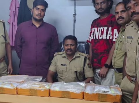 വാളയാറിൽ വൻ സ്വർണ്ണവേട്ട: 8 കോടിയുടെ സ്വർണ്ണവുമായി 2 മുംബൈ സ്വദേശികൾ പിടിയിൽ | Gold