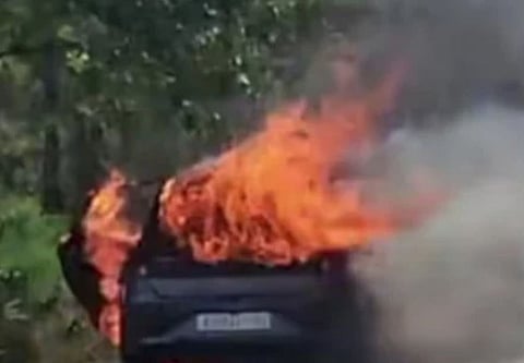 പാലക്കാട് കാറിന് തീപിടിച്ച് ഒരാൾക്ക് ദാരുണാന്ത്യം; പെട്രോൾ വാങ്ങി മടങ്ങവെ അപകടമെന്ന് സംശയം | Palakkad Car Fire
