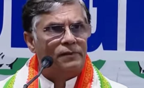 'എന്തൊരു മനോഹരമായ പാട്ടാണിത് !': ഇന്ദിര ഭവനിൽ 'പോറ്റിയെ കേറ്റിയേ' പാട്ട് പാടി പവൻ ഖേര | Parody song