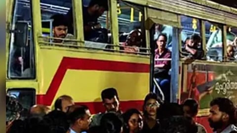 രാത്രിയിൽ ബസ് നിർത്തിയില്ല; വിദ്യാർത്ഥിനികളെ വഴിയിലാക്കി കെഎസ്ആർടിസി; ജീവനക്കാർക്കെതിരെ പരാതി | KSRTC
