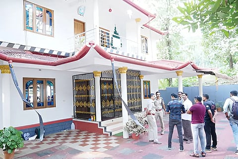 പ്രവാസി നാട്ടിലെത്തിയ ദിവസം വീട്ടിൽ വൻ കവർച്ച; 27 പവൻ സ്വർണം നഷ്ടമായി, സംഭവം ഉളിക്കലിൽ | Kannur Robbery
