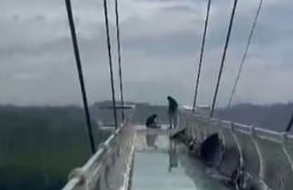 അനുമതിയില്ലാതെ നിർമ്മാണം: ആനച്ചാലിലെ ഗ്ലാസ് ബ്രിഡ്ജിന് കളക്ടർ സ്റ്റോപ്പ് മെമ്മോ നൽകി | Glass bridge